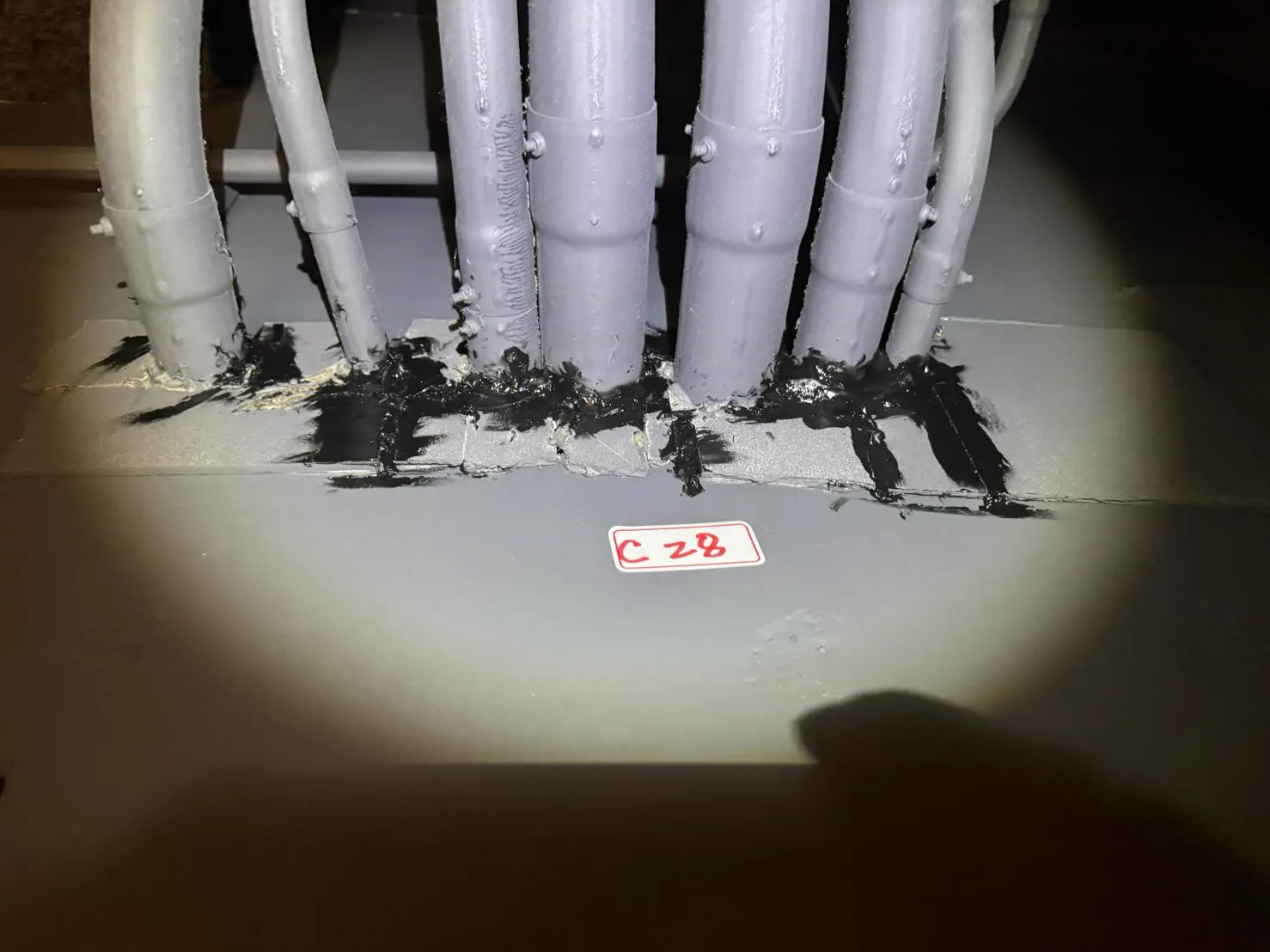 多支管線穿越牆板處以分段封板及邊緣材料封堵