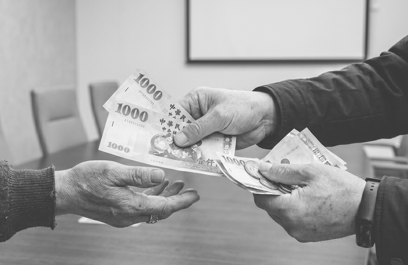 營運中斷損失示意圖：雙手交付現金鈔票